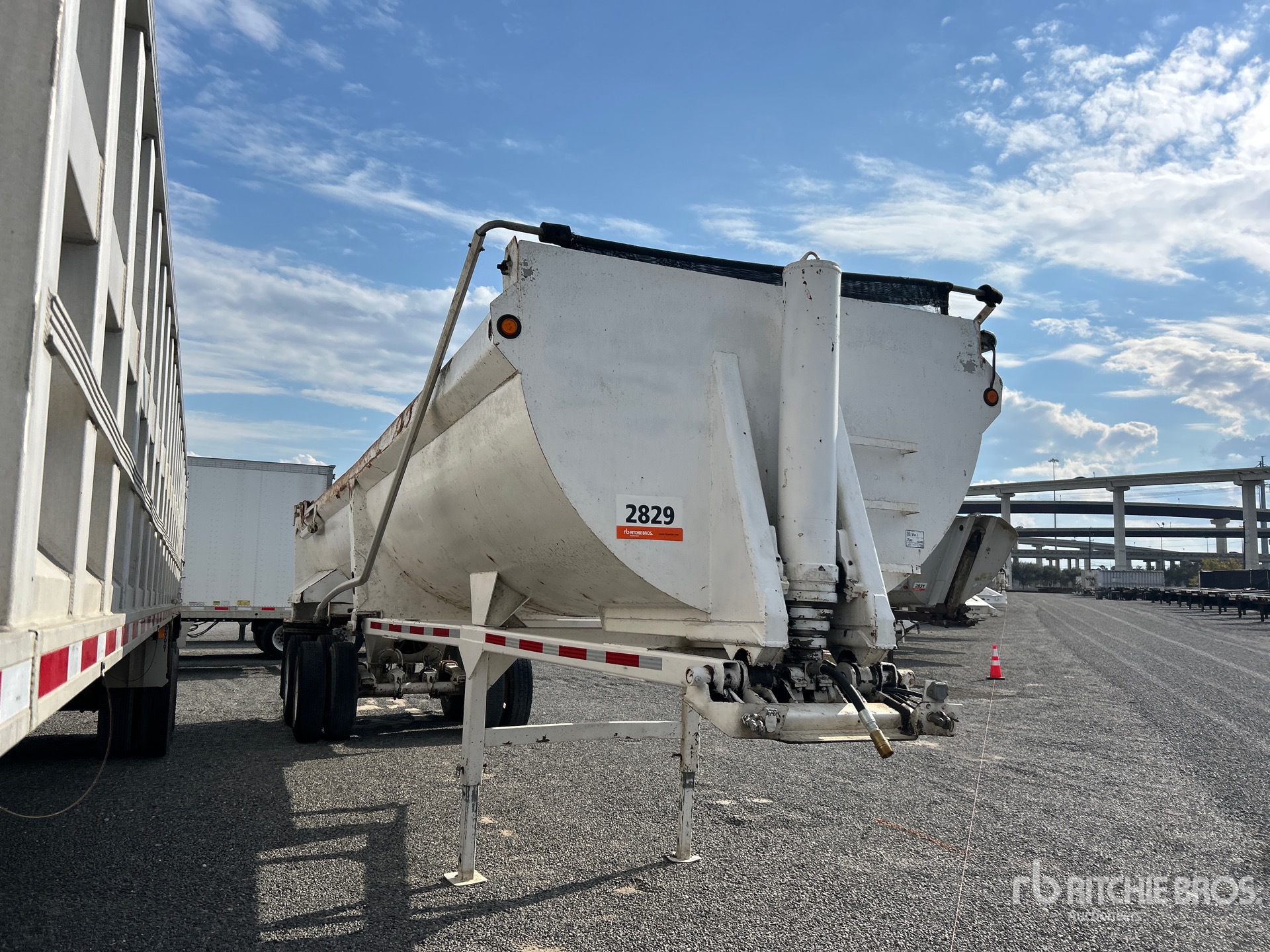 Aspect général with Image, coin avant droit