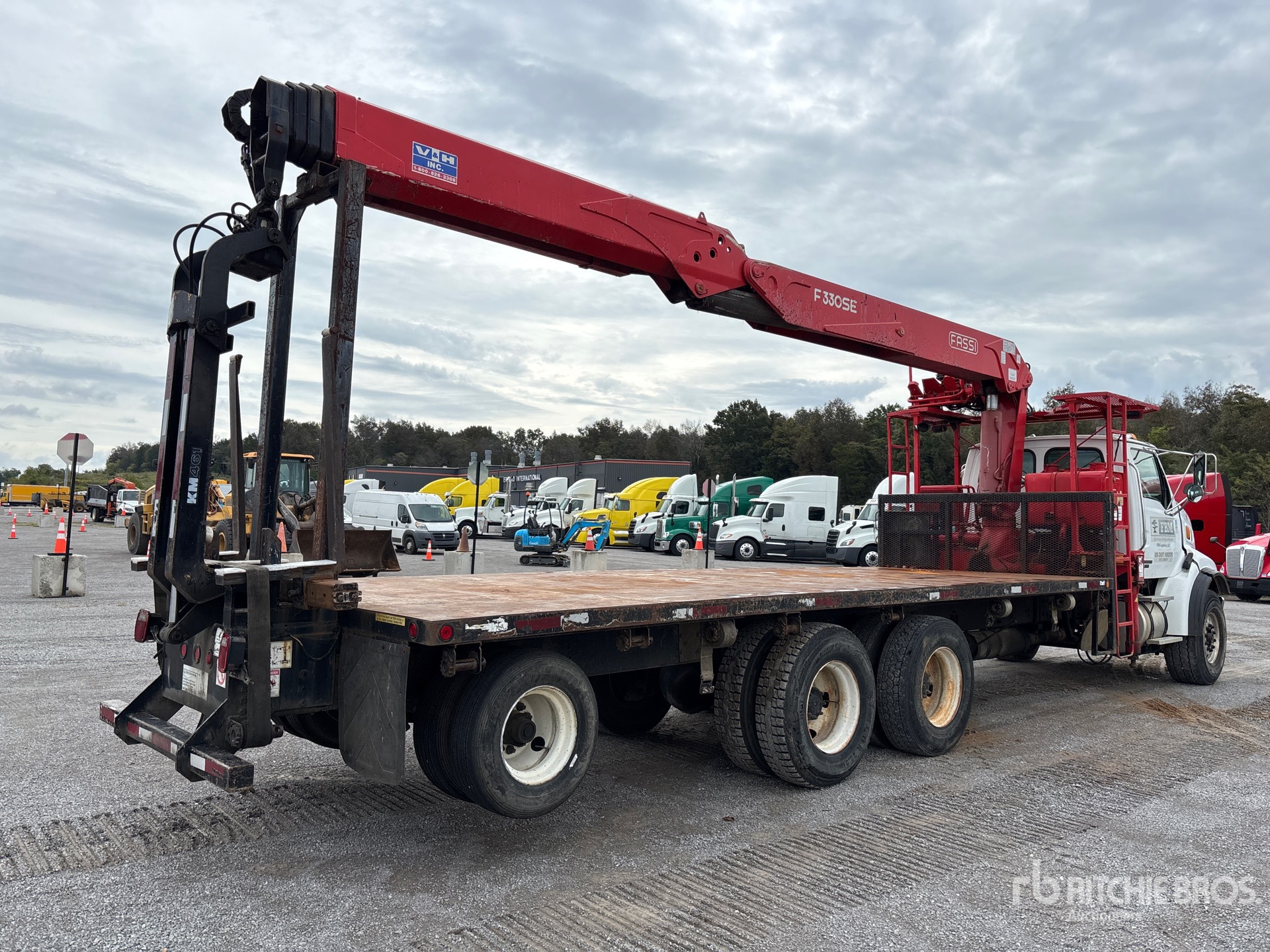 GRúA ARTICULADA 2004 STERLING FASSI 5950 LB