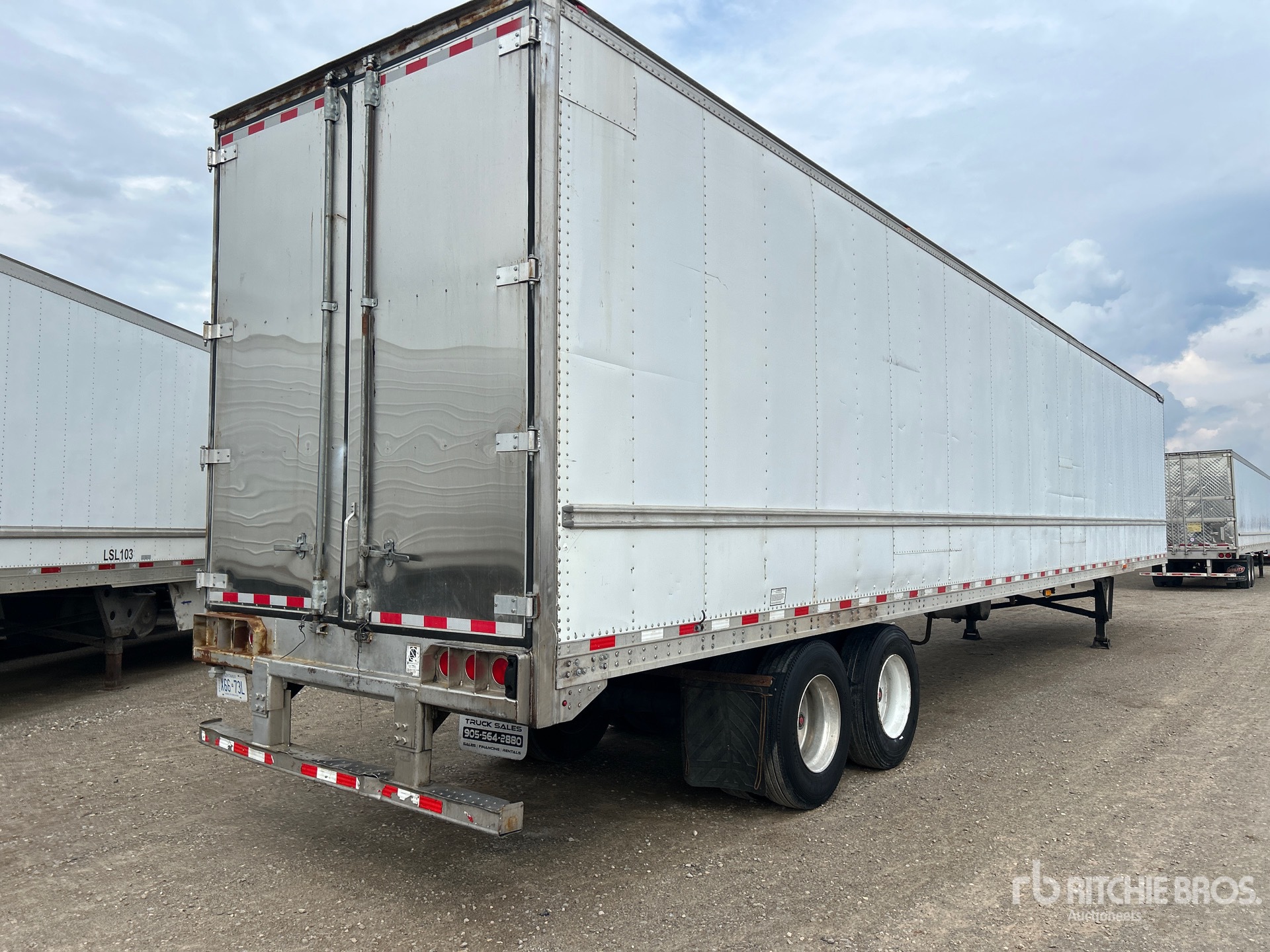 Aspect général with Image, coin arrière droit