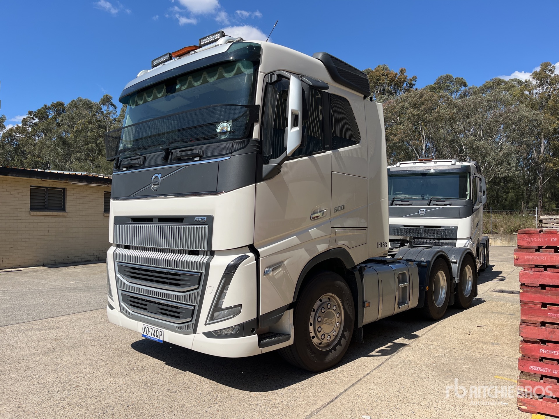 General Appearance with Picture, Right Front Corner