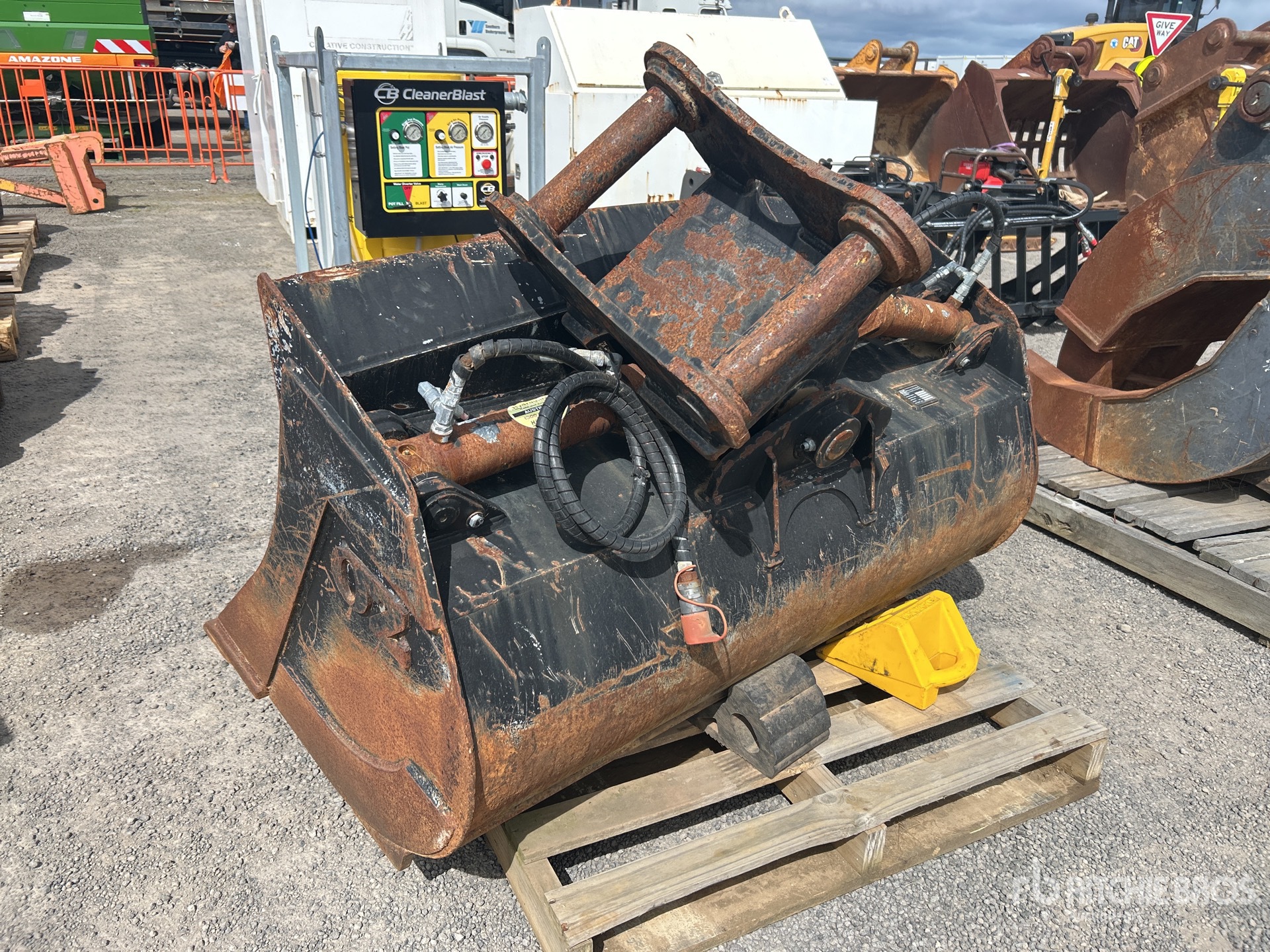 General Appearance with Picture, Left Rear Corner