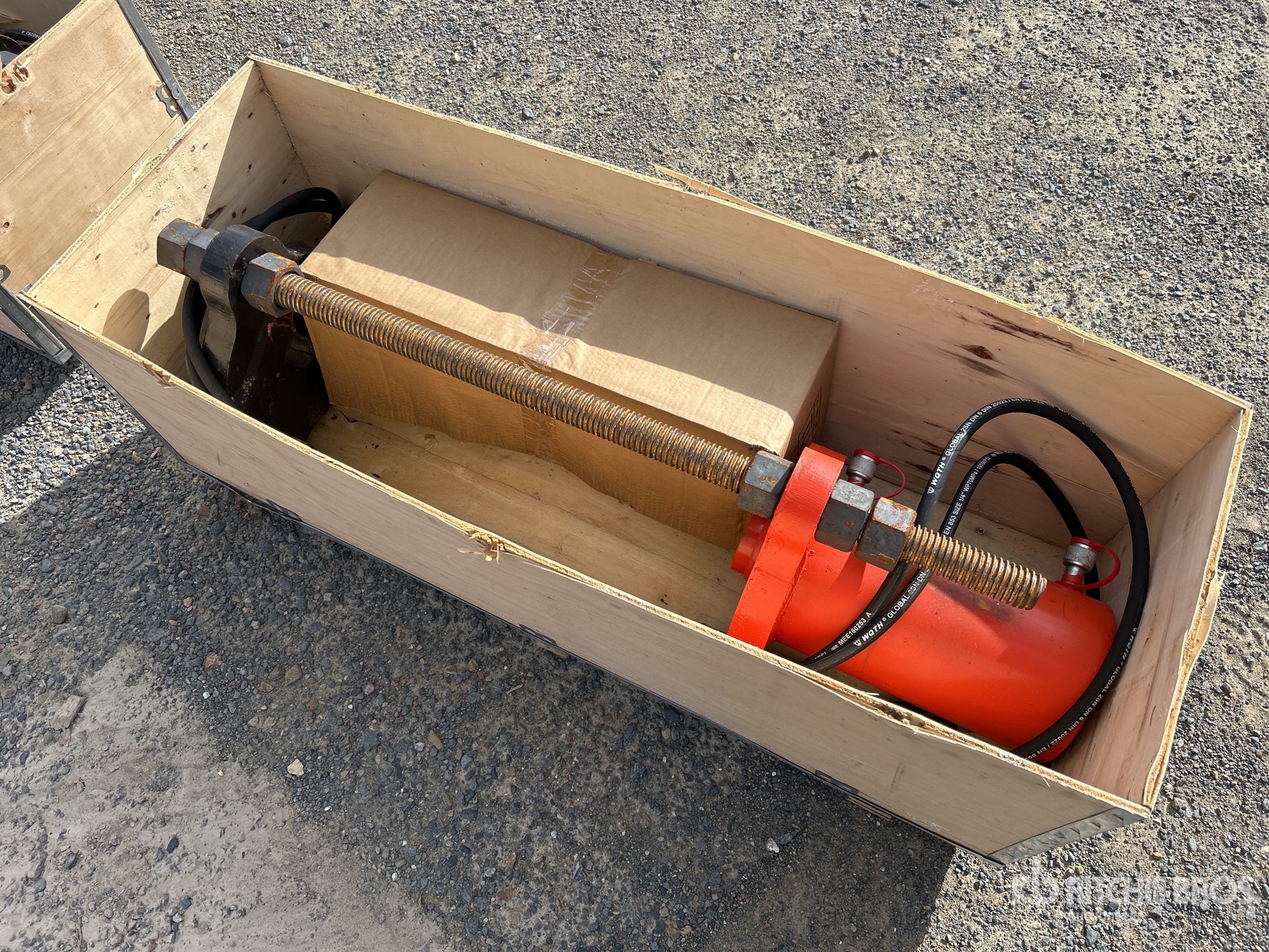 General Appearance with Bild, Ecke vorne links