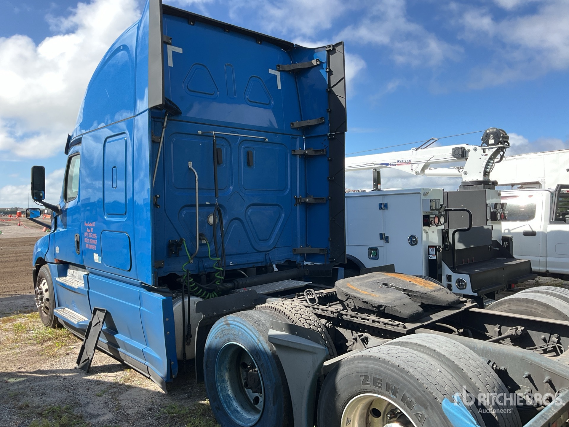 General Appearance with Bild, Ecke hinten links