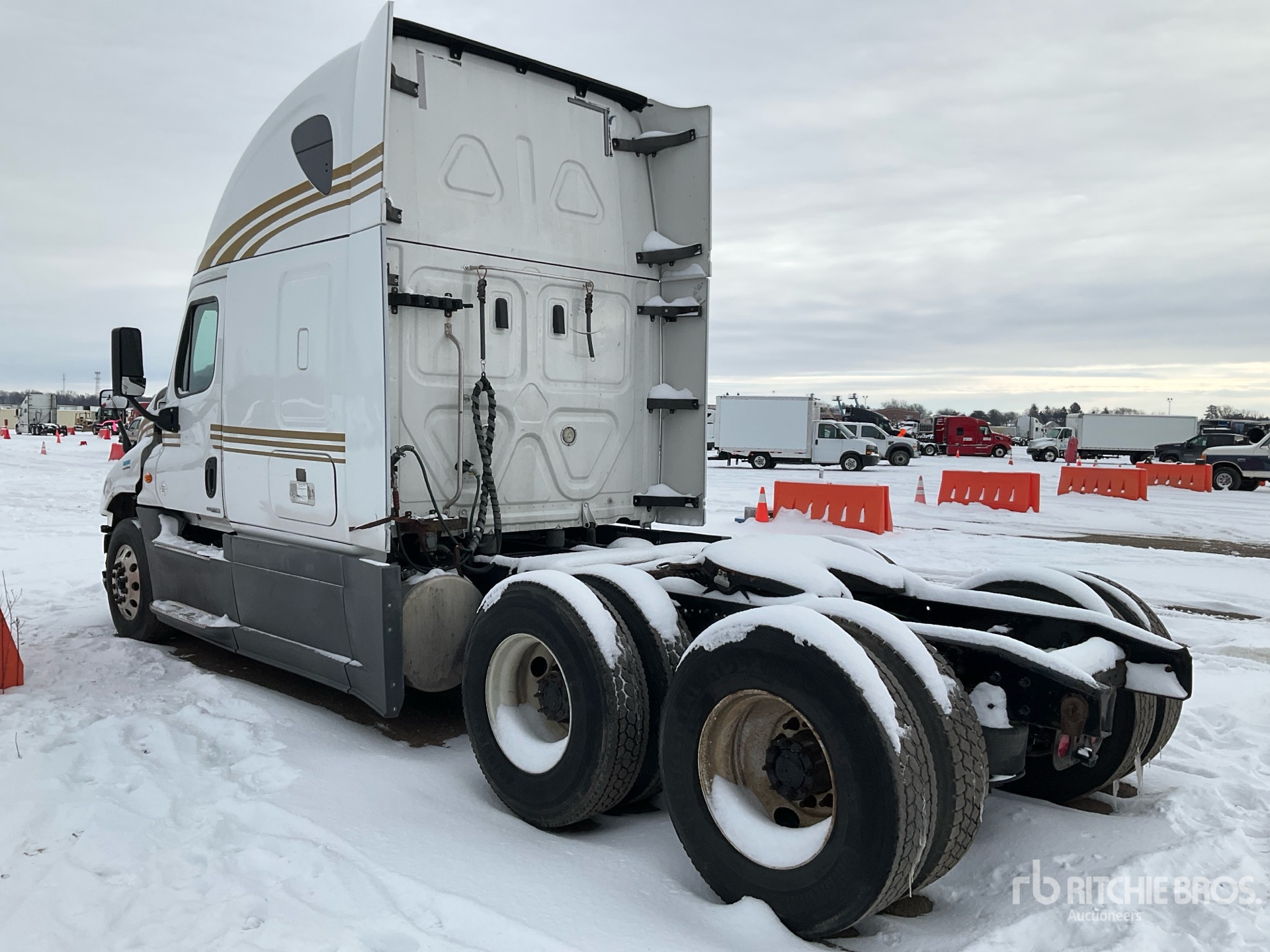 General Appearance with Foto, angolo posteriore sinistro