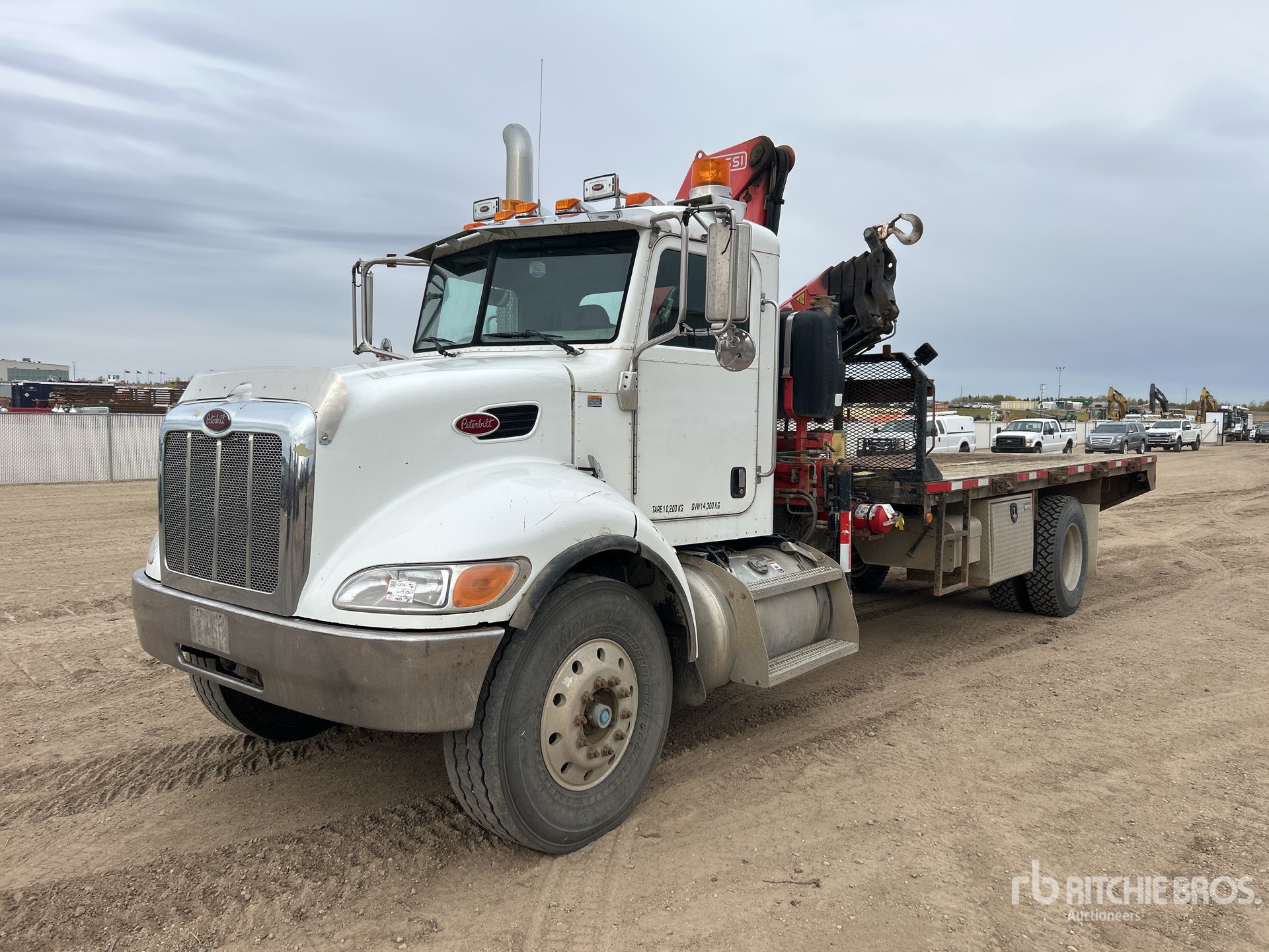 GRúA ARTICULADA 2006 PETERBILT FASSI 12930 LB