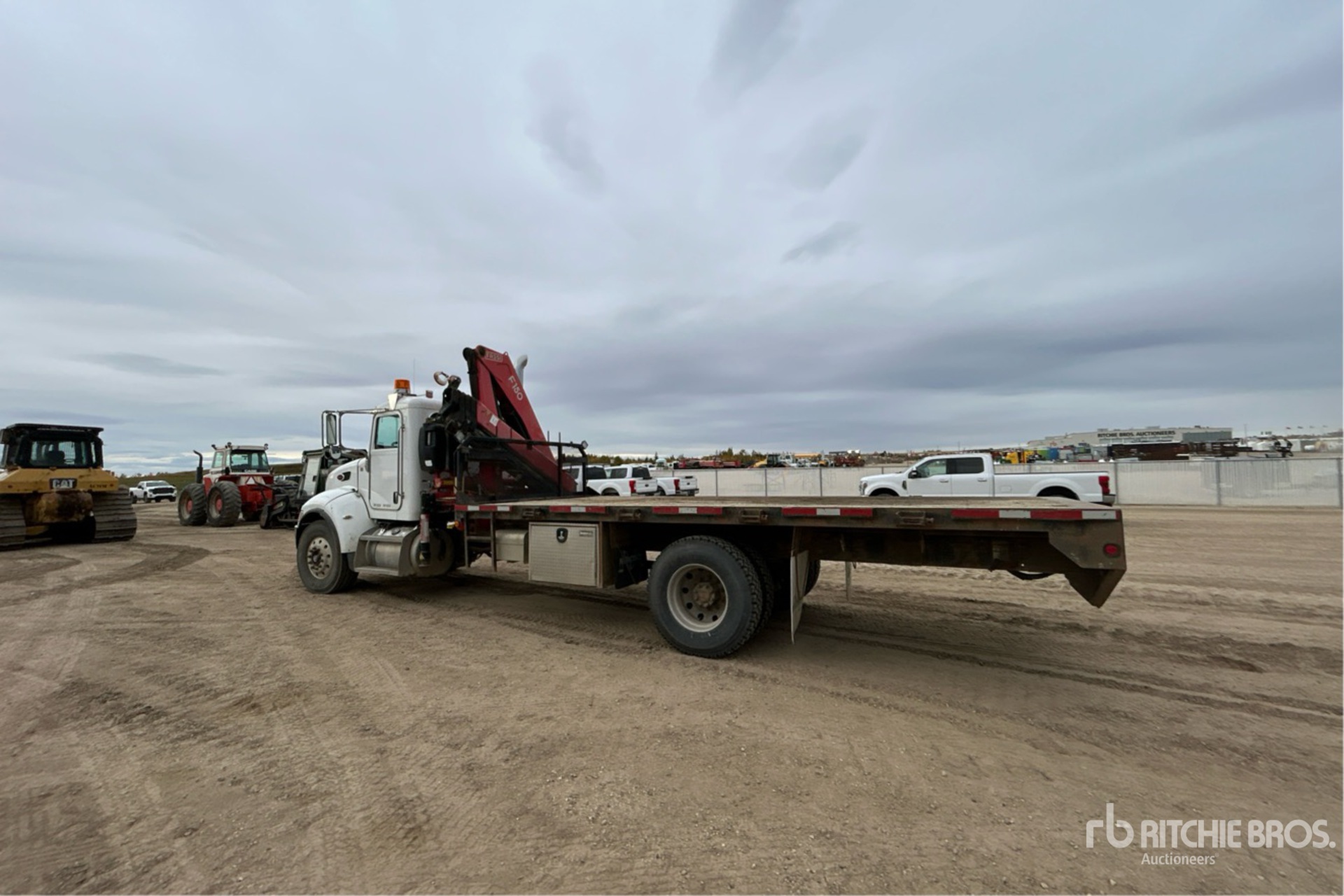 GRúA ARTICULADA 2006 PETERBILT FASSI 12930 LB
