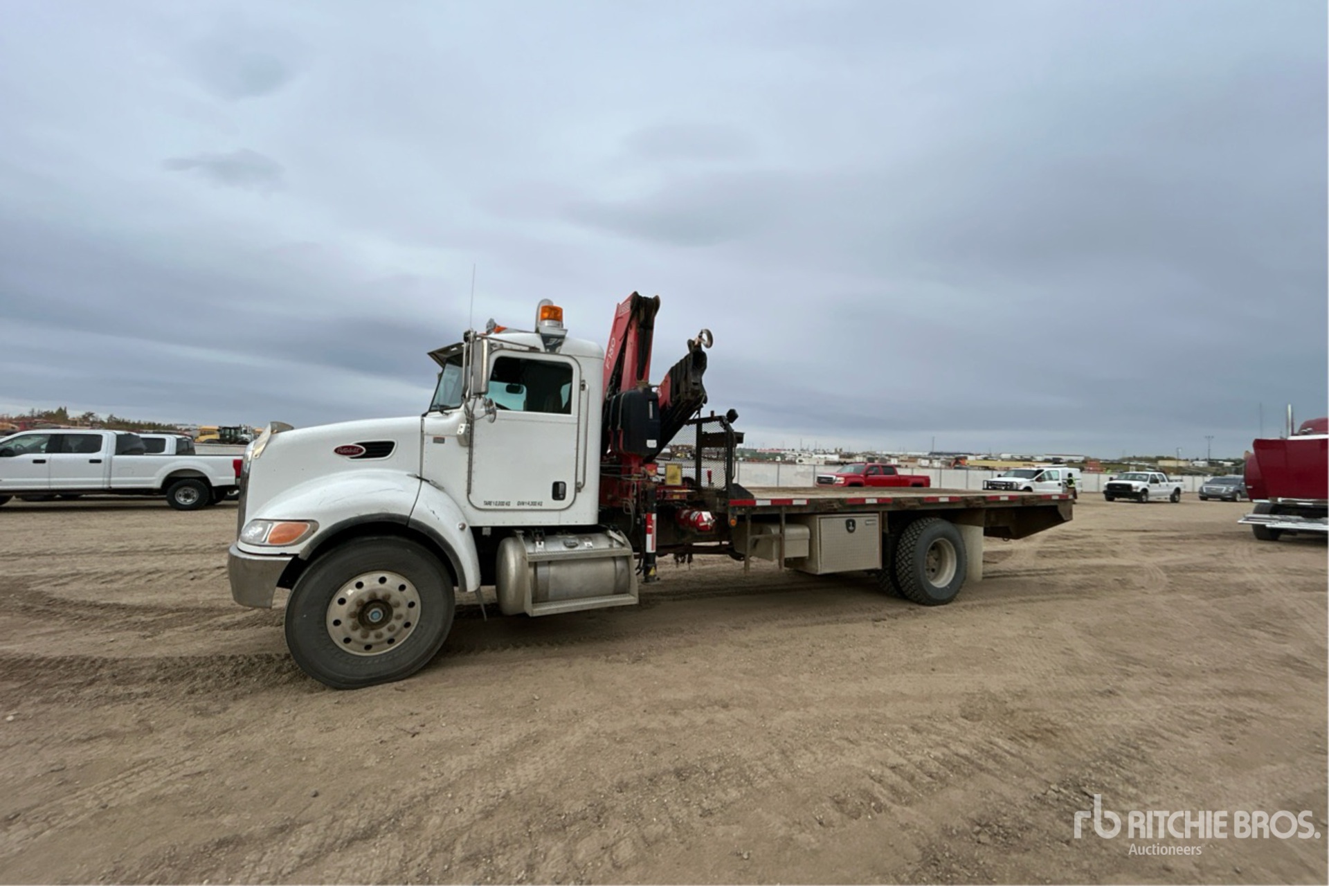 GRúA ARTICULADA 2006 PETERBILT FASSI 12930 LB