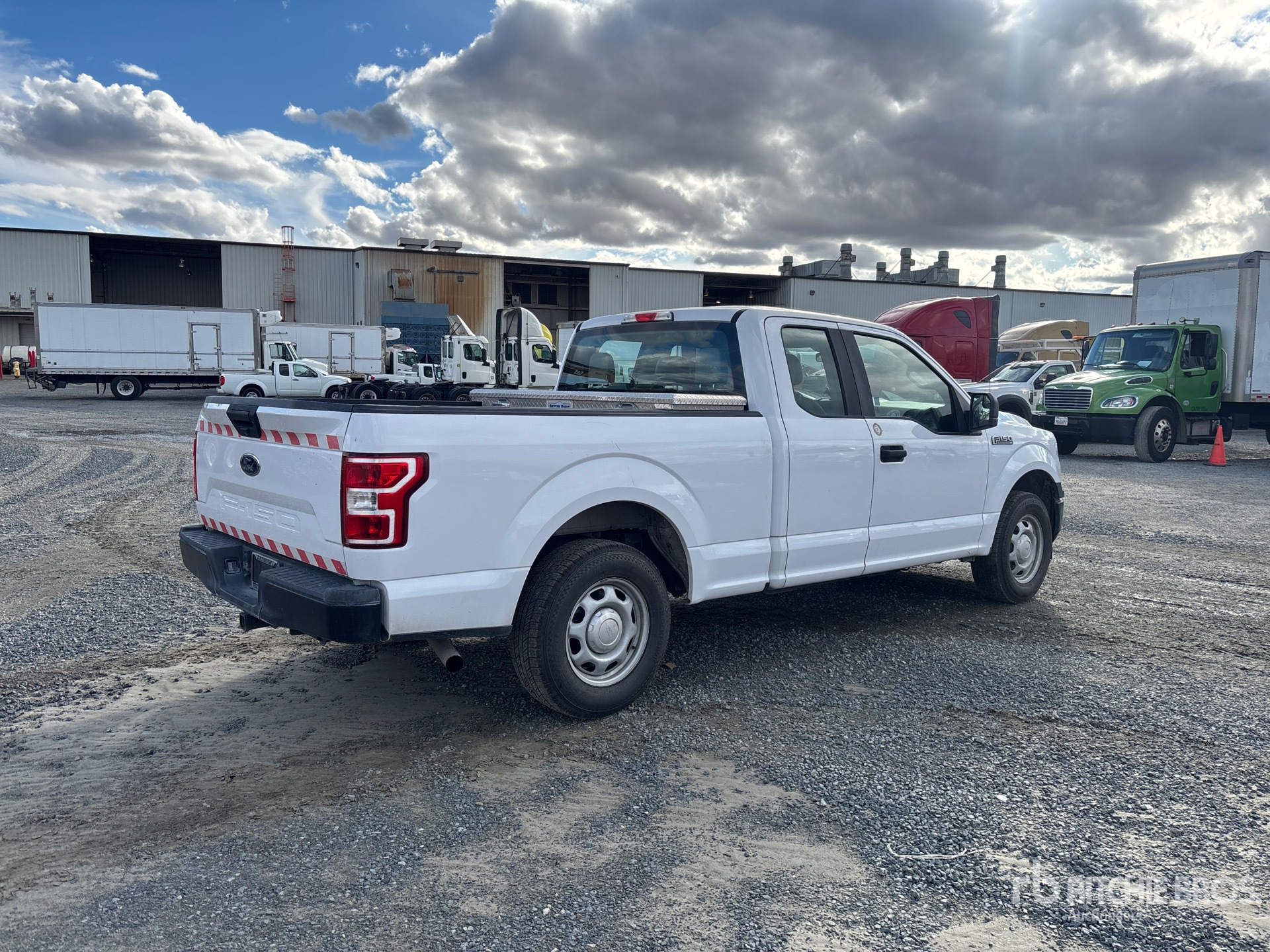 Aspect général with Image, coin arrière droit