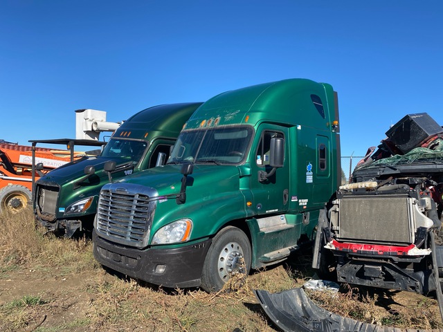 2015 Freightliner Cascadia 125 6x4 T/A Sleeper Truck Tractor