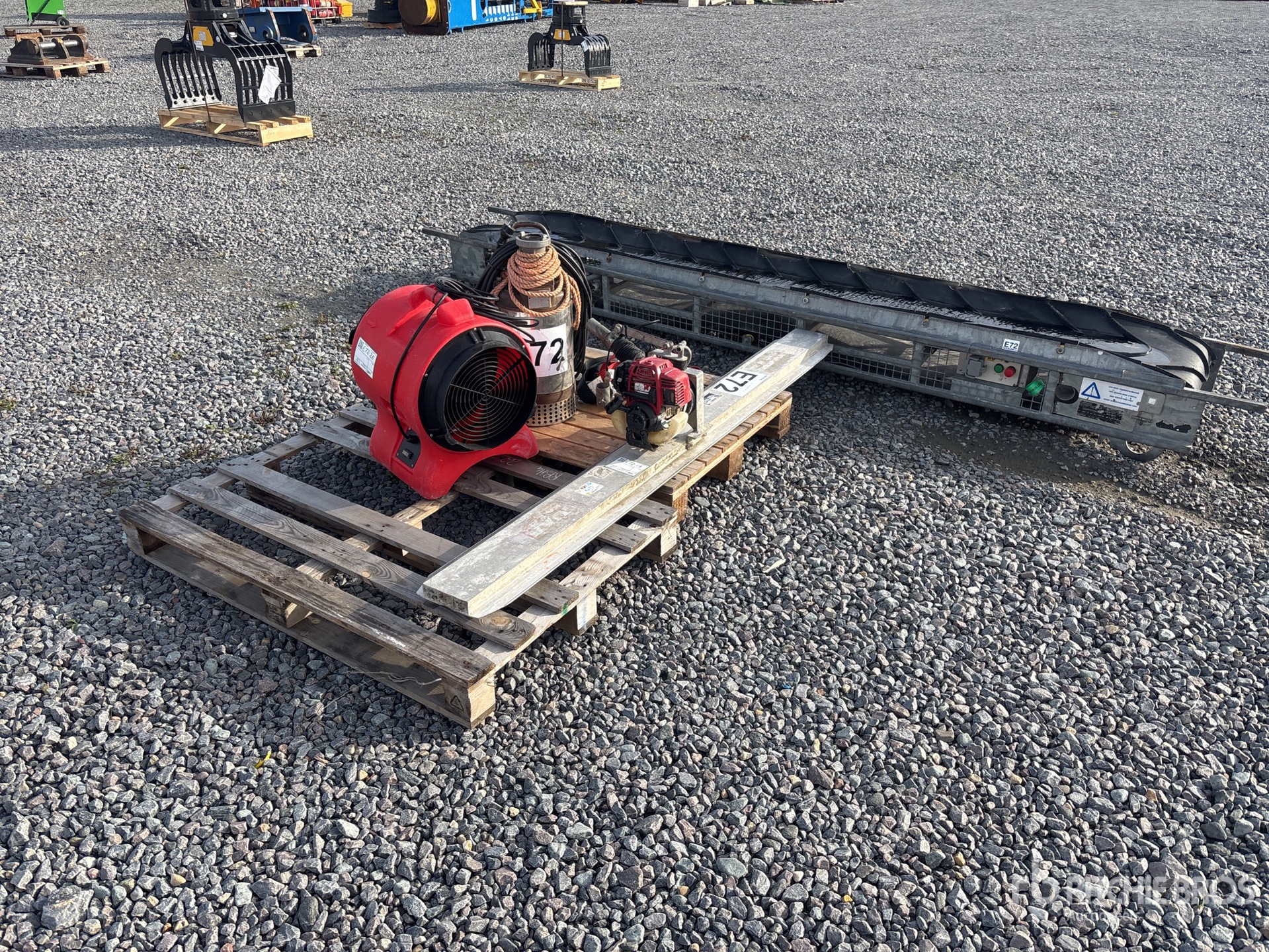 General Appearance with Bild, Ecke hinten links