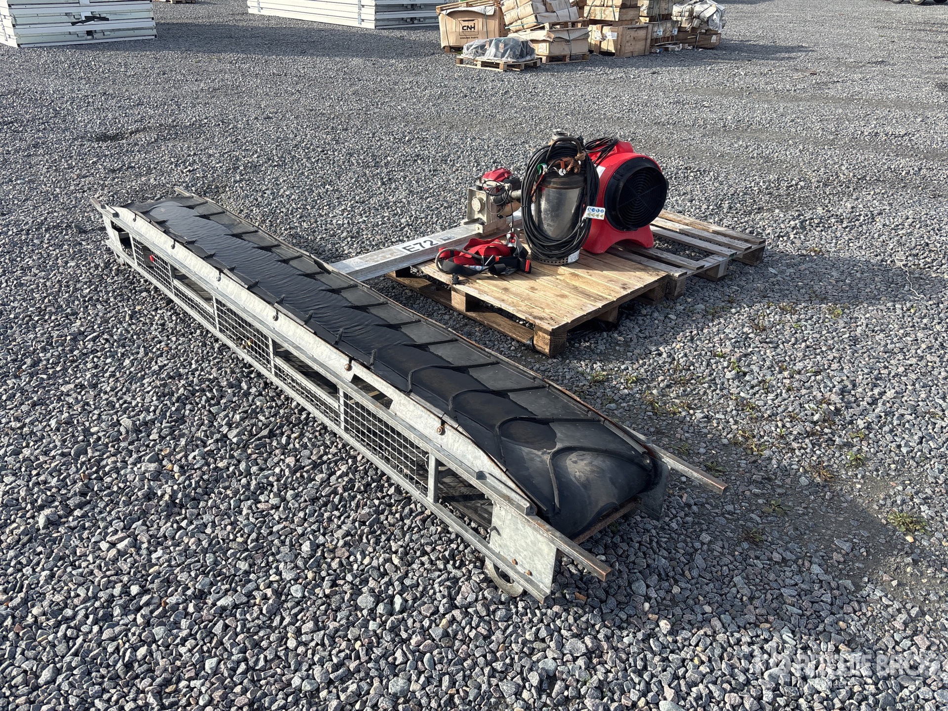 General Appearance with Bild, Ecke vorne rechts