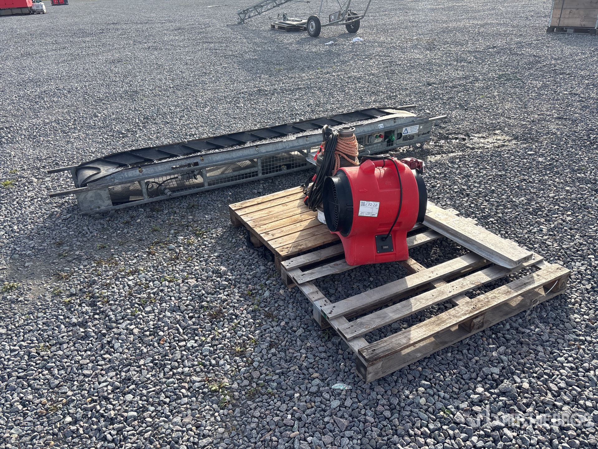 General Appearance with Bild, Ecke vorne links