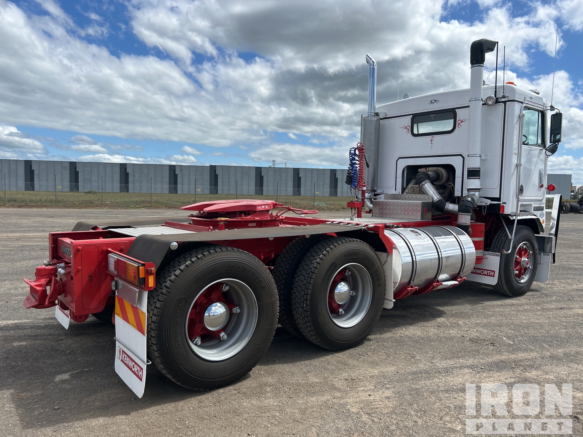 General Appearance with Foto, angolo posteriore sinistro