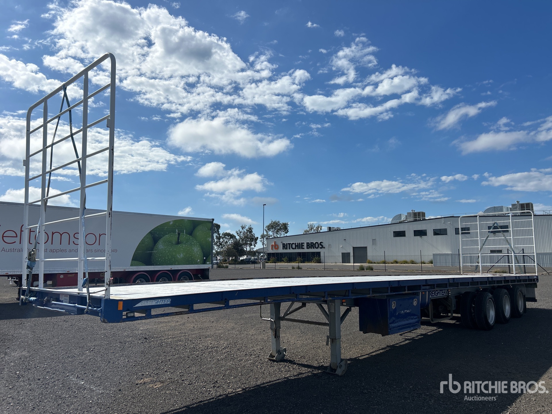 General Appearance with Bild, Ecke vorne rechts