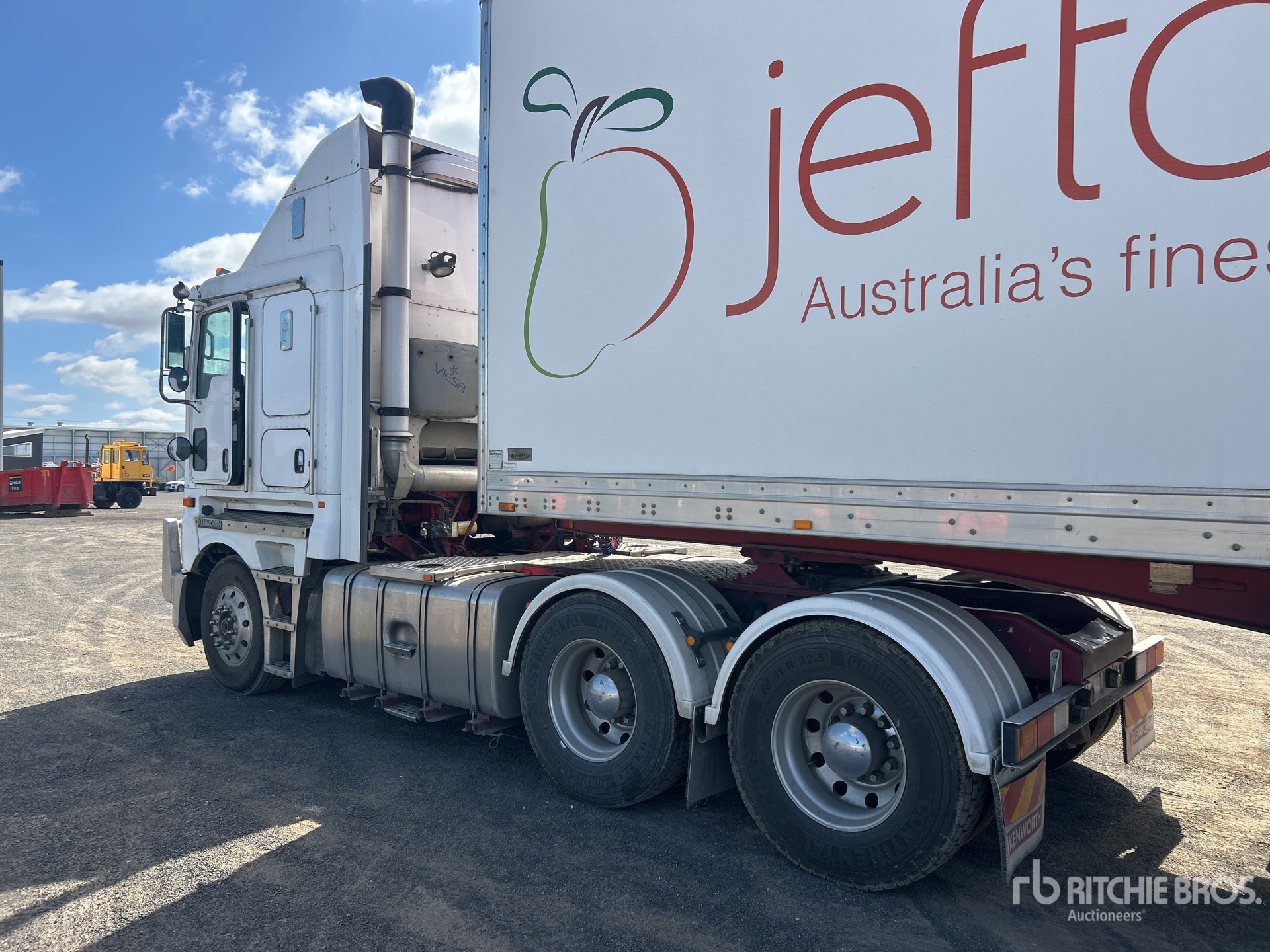 Aspect général with Image, coin arrière droit