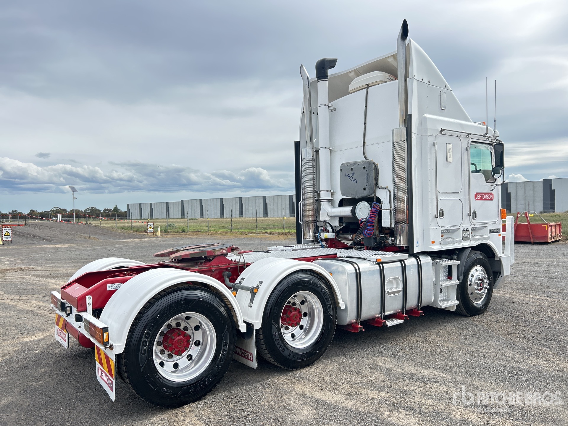 General Appearance with Foto, angolo posteriore sinistro