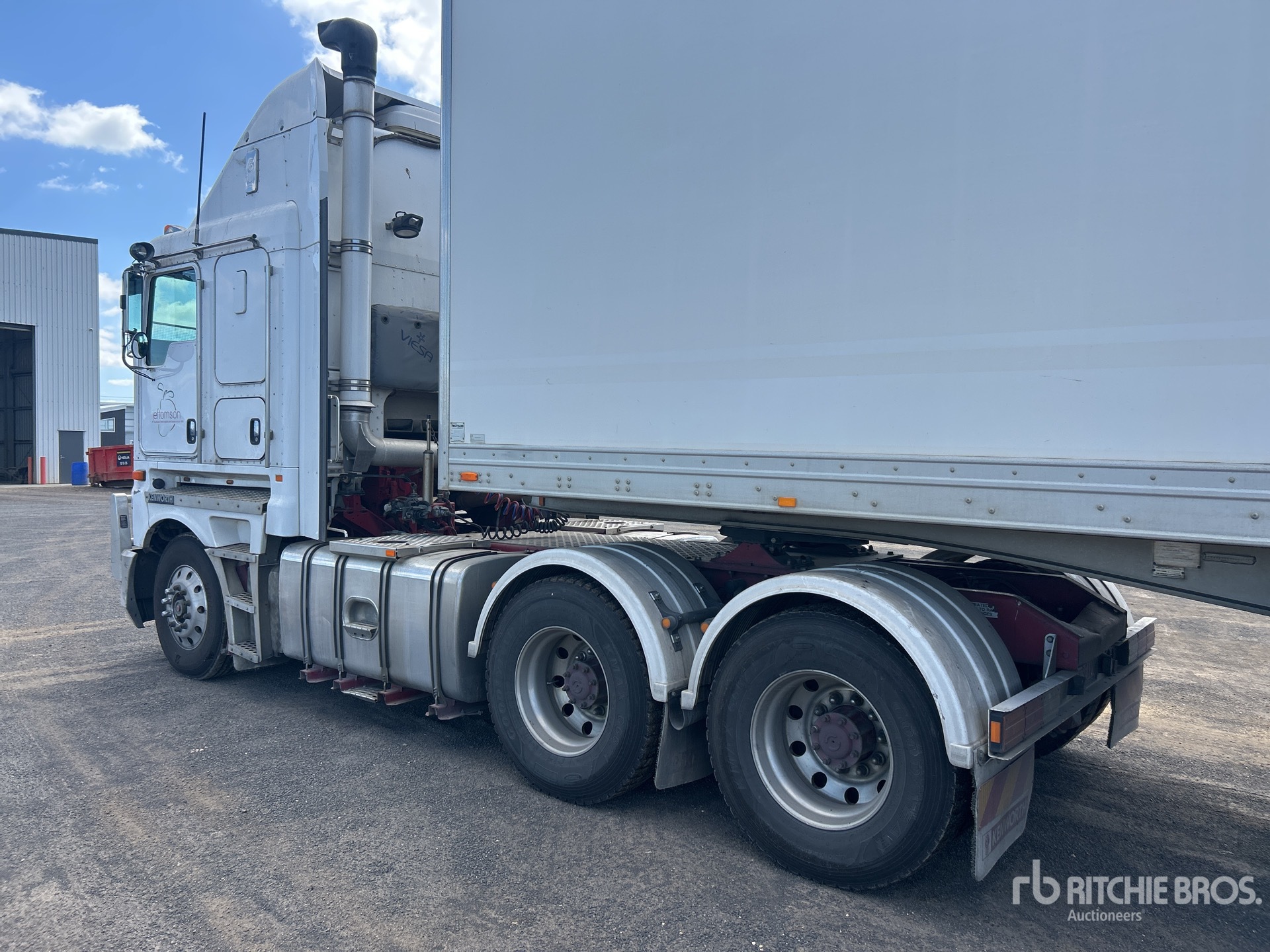 Aspect général with Image, coin arrière droit