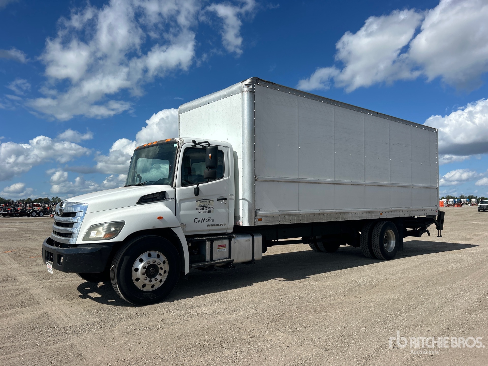 General Appearance with Bild, Ecke vorne links