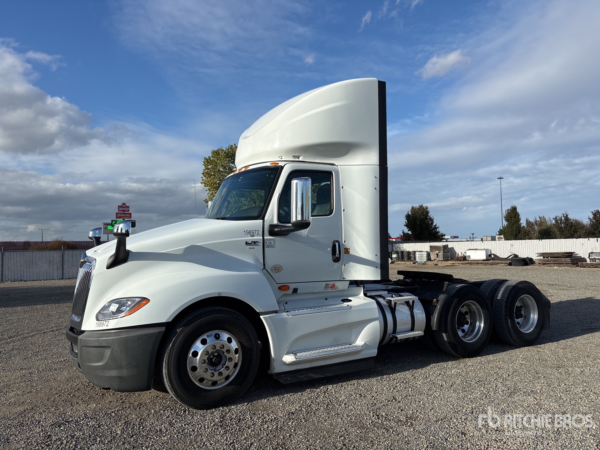 General Appearance with Bild, Ecke vorne links