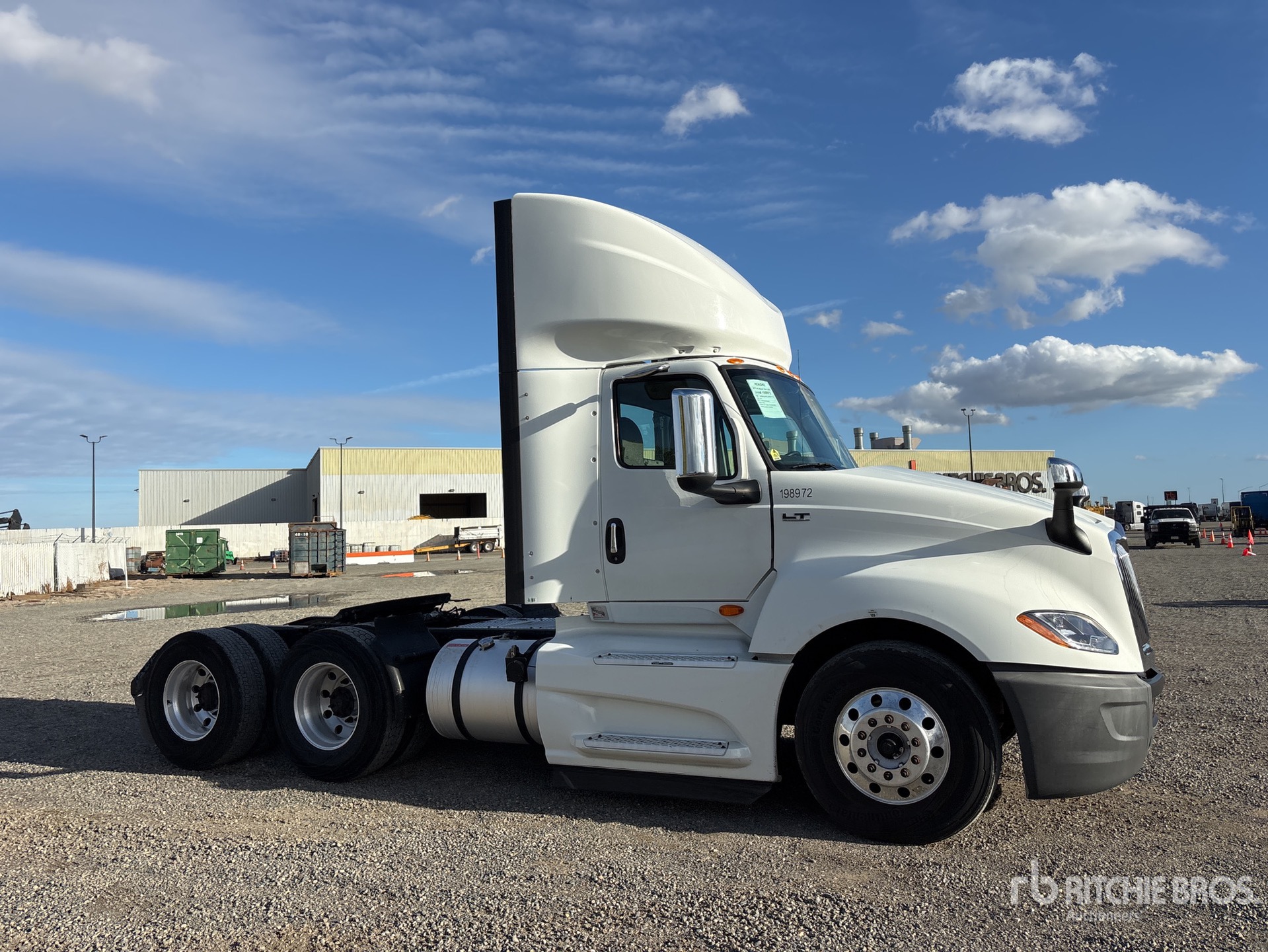 General Appearance with Bild, Ecke vorne rechts