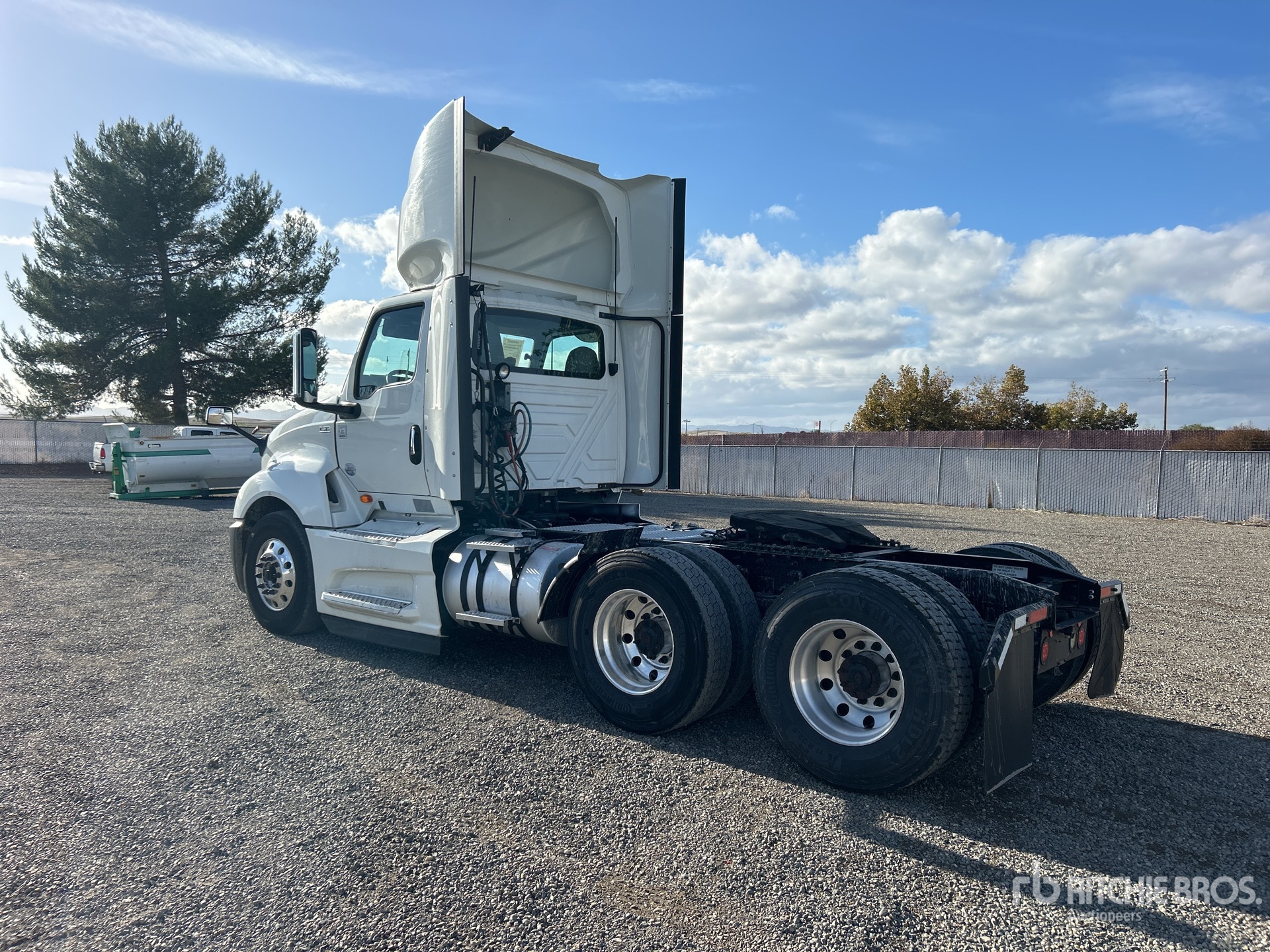 General Appearance with Bild, Ecke hinten links