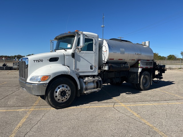 2006 Etnyre Shooter 2000 gal on Peterbilt 337 4x2 Asphalt Distributor Truck
