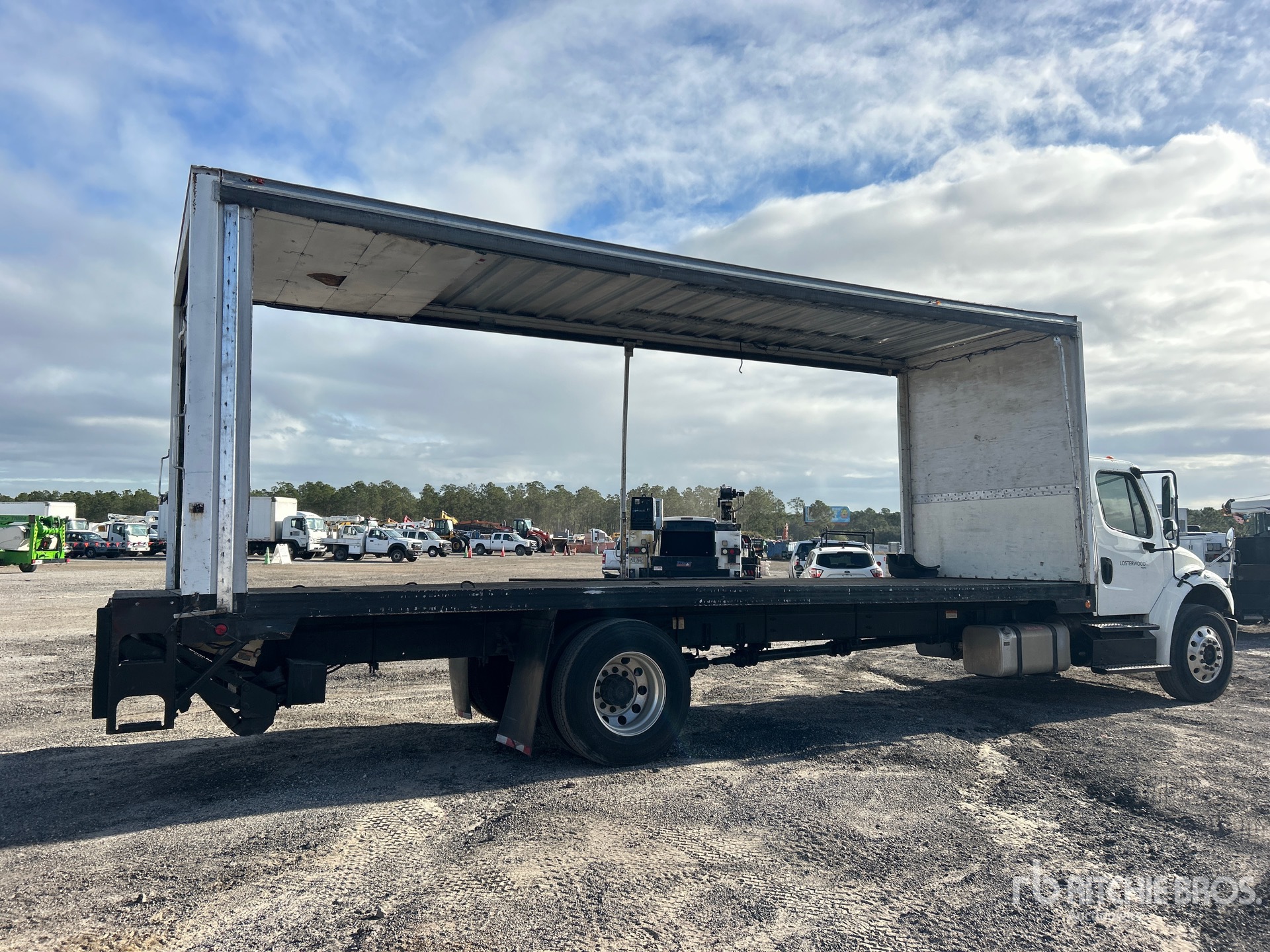 Aspect général with Image, coin arrière droit