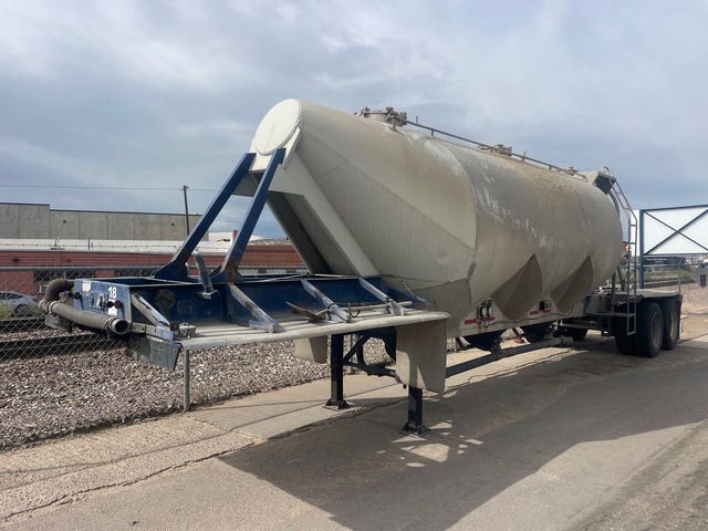 1971 (unverified) Fruehauf Pneumatic Bulk Trailer 1971 (unverified) Fruehauf Pneumatic Bulk Trailer