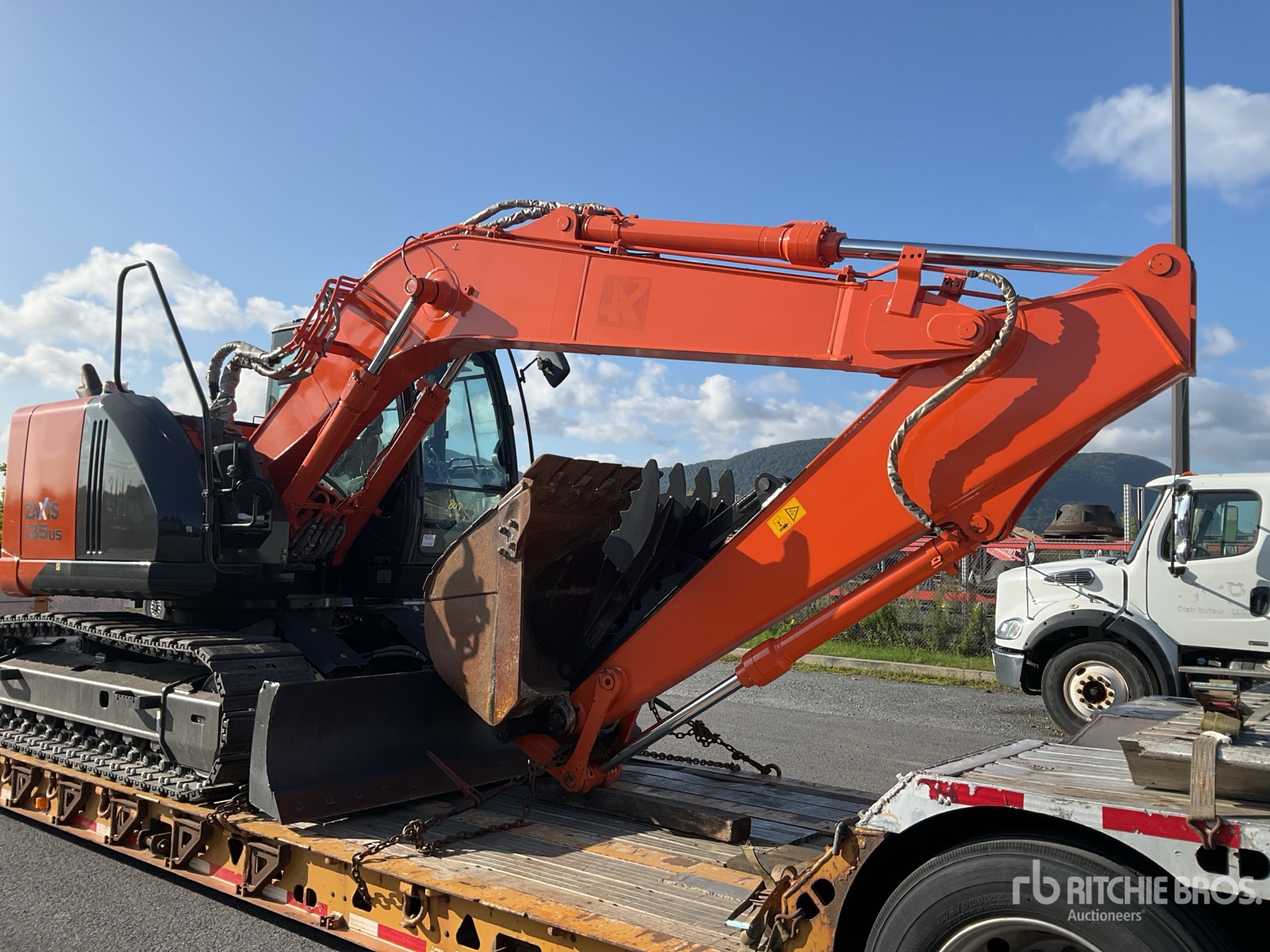 2016 Hitachi ZX135US-5B