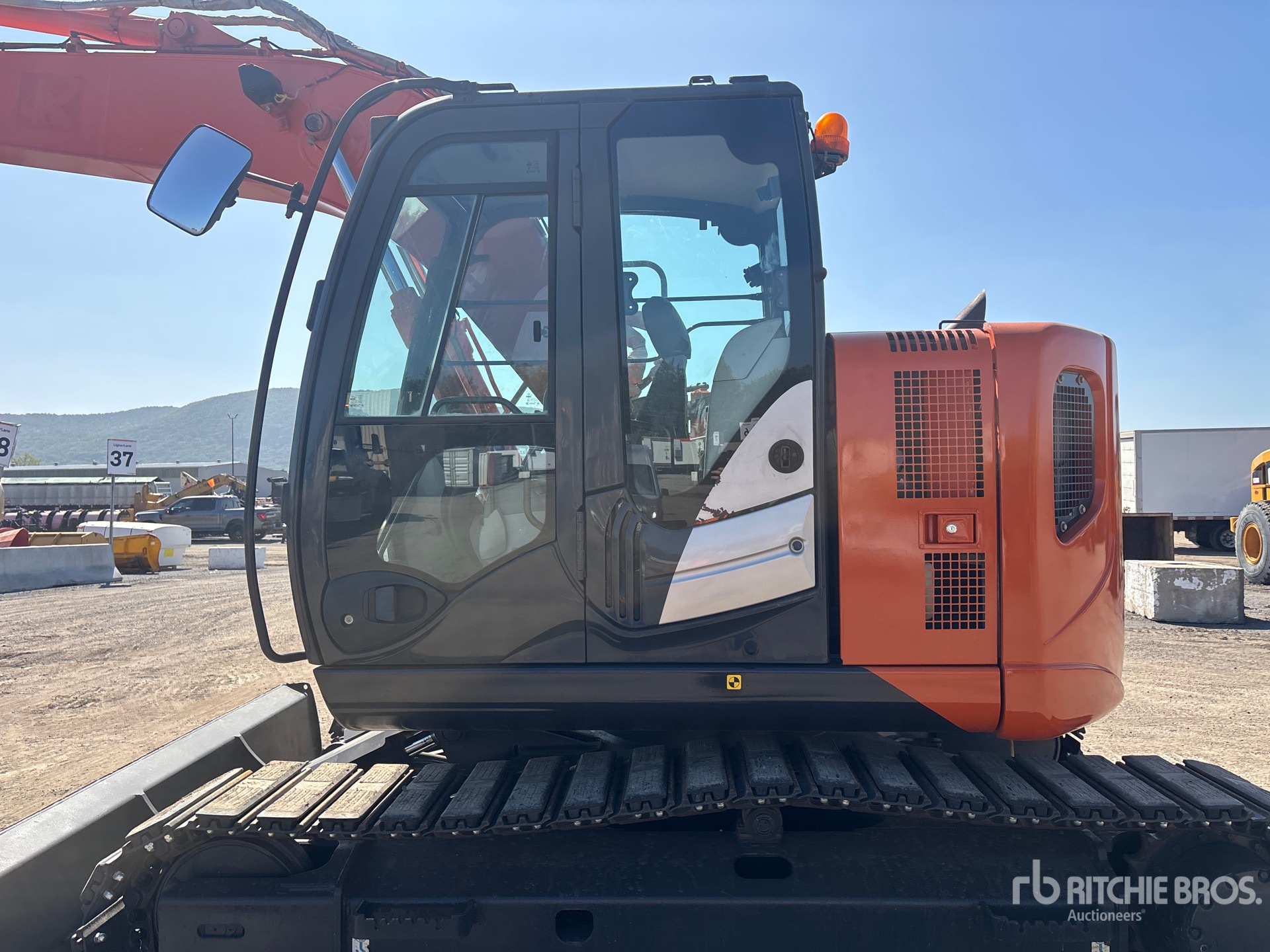 2016 Hitachi ZX135US-5B
