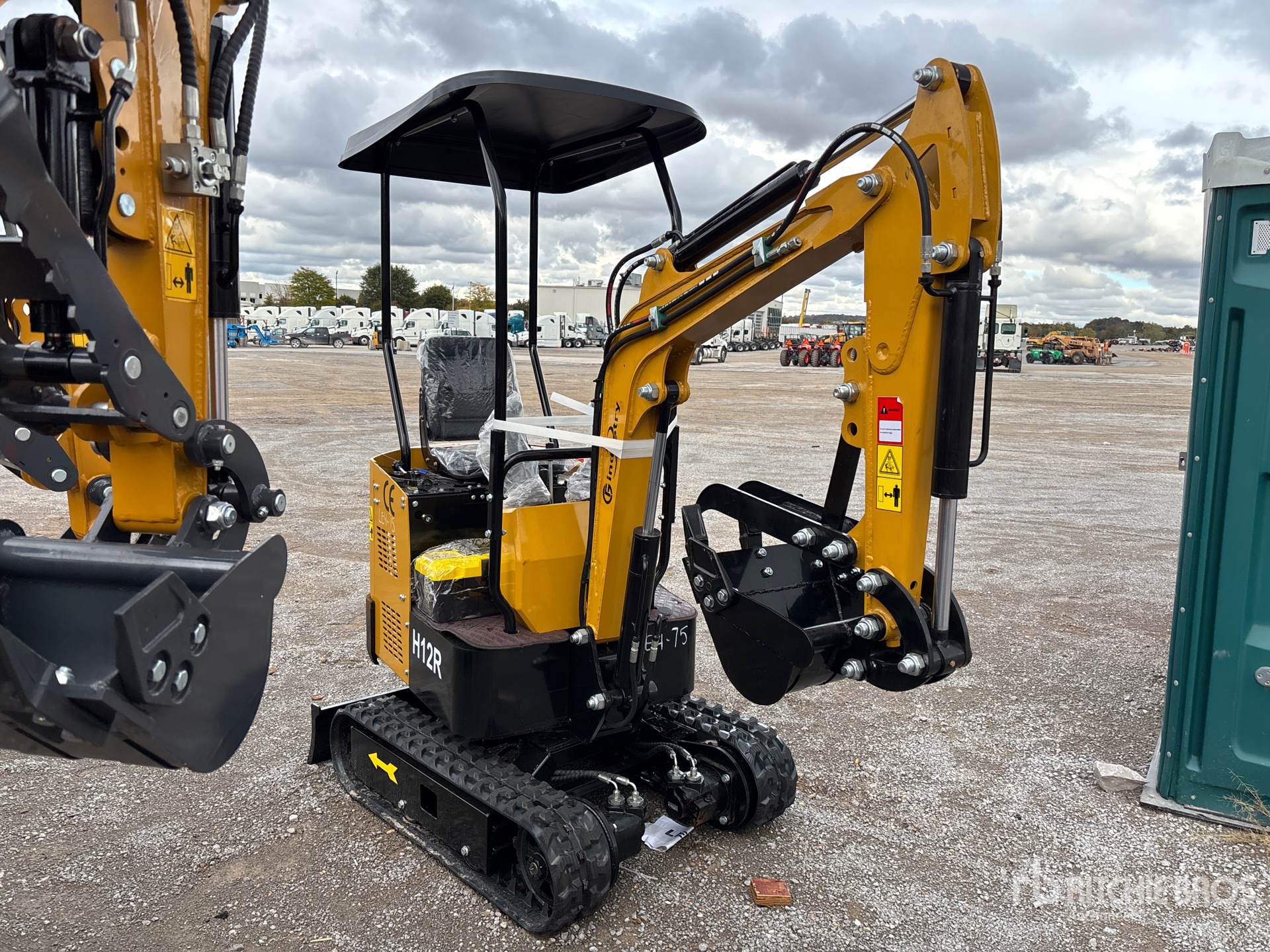 General Appearance with Picture, Right Front Corner