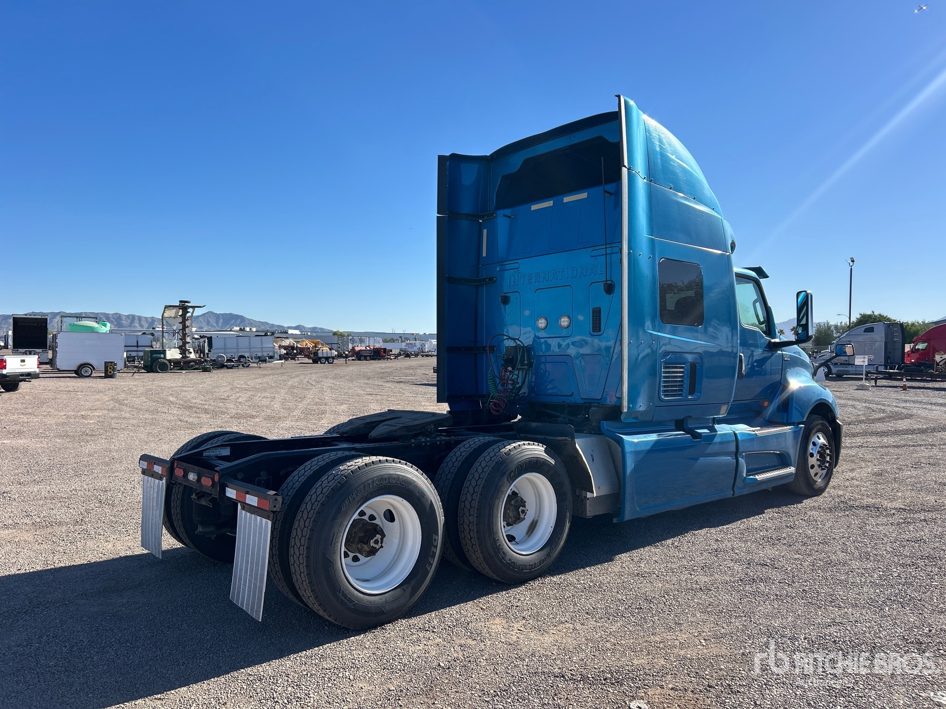 General Appearance with Bild, Ecke hinten rechts