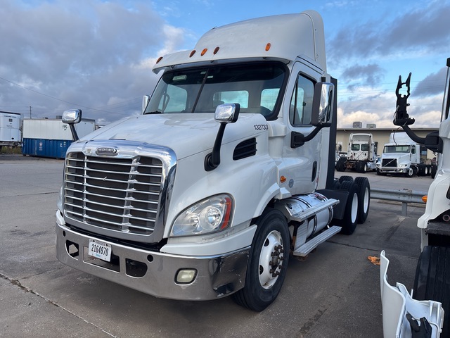 2014 Freightliner Cascadia 6x4 T/A Day Cab Truck Tractor (Inoperable)