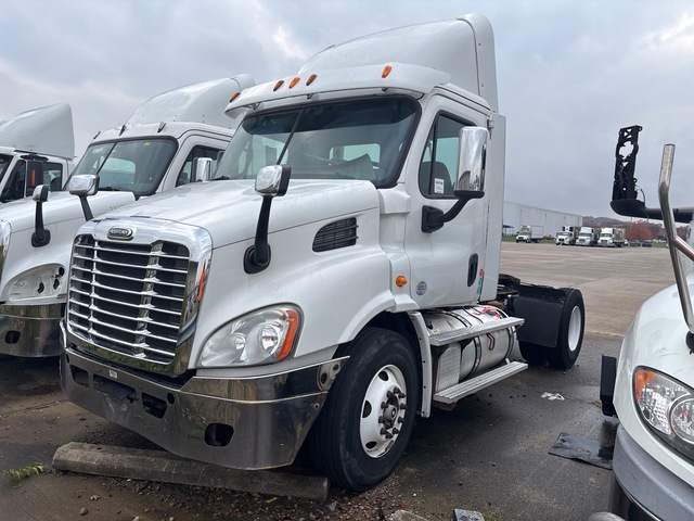 2014 Freightliner Cascadia 4x2 S/A Day Cab Truck Tractor (Inoperable)