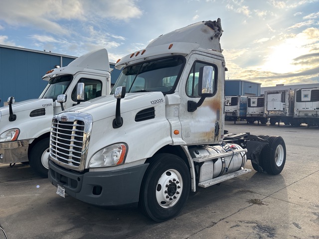 2014 Freightliner Cascadia 4x2 S/A Day Cab Truck Tractor (Inoperable)