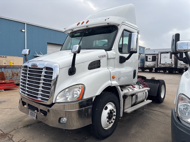 2013 Freightliner Cascadia 4x2 S/A Day Cab Truck Tractor (Inoperable)