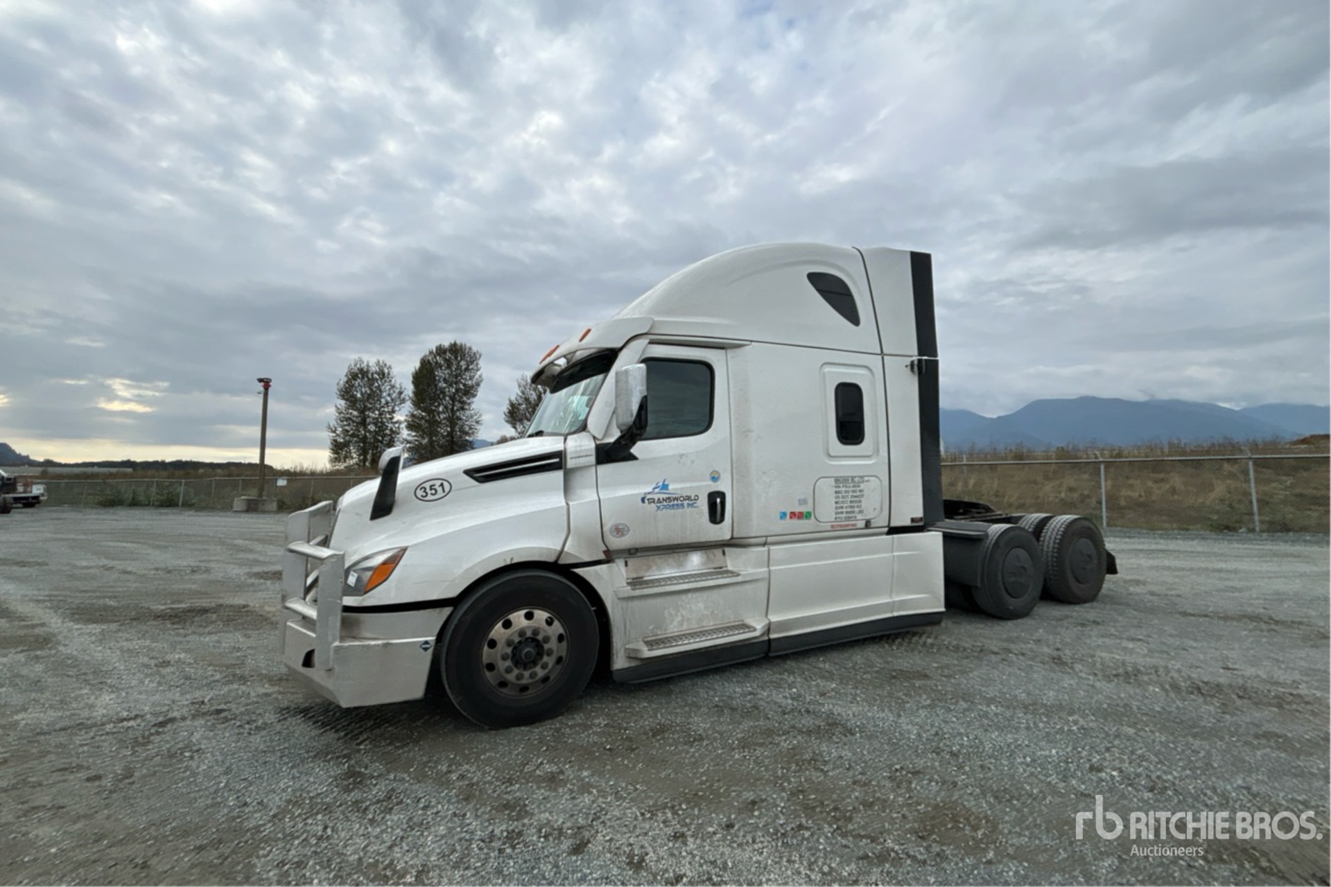 General Appearance with Foto, angolo anteriore sinistro