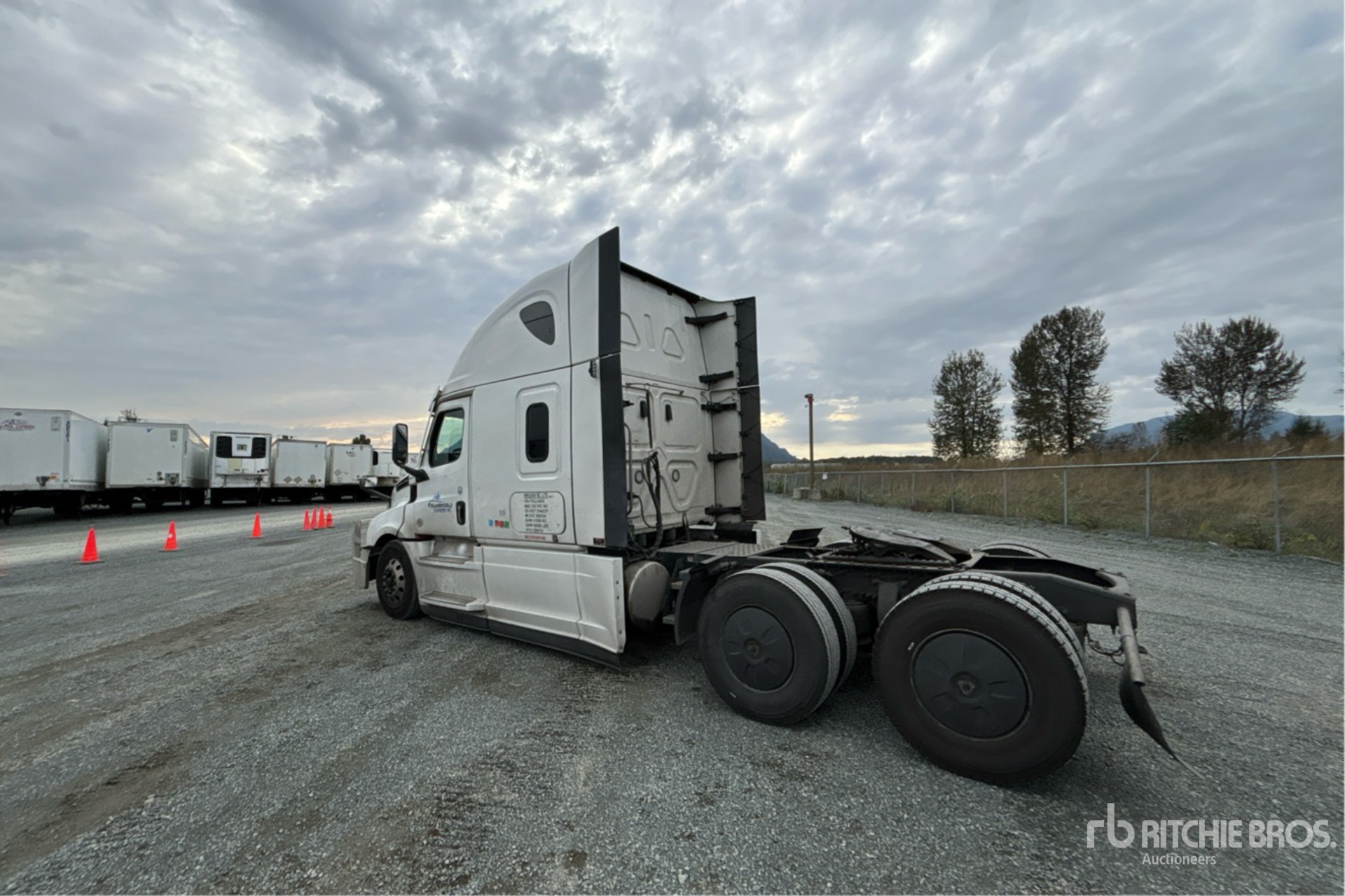 General Appearance with Foto, angolo posteriore sinistro