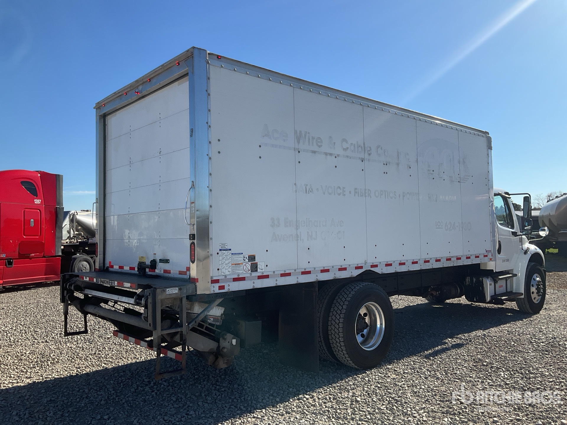 Aspect général with Image, coin arrière droit