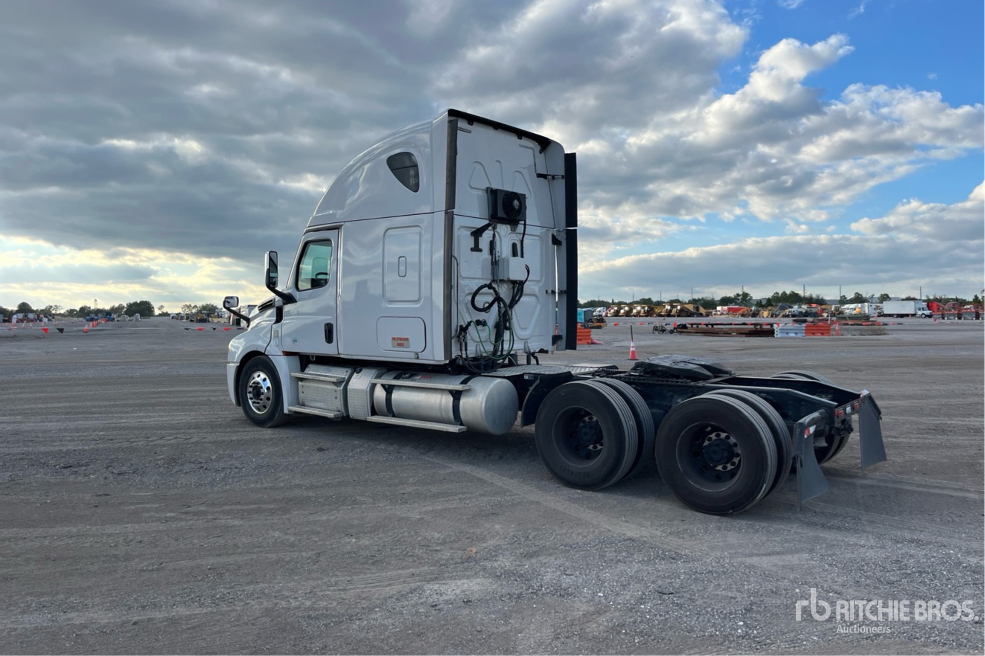 General Appearance with Bild, Ecke hinten links