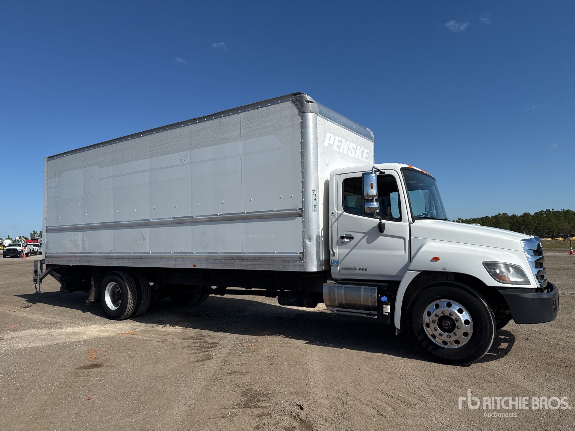 General Appearance with Bild, Ecke vorne rechts