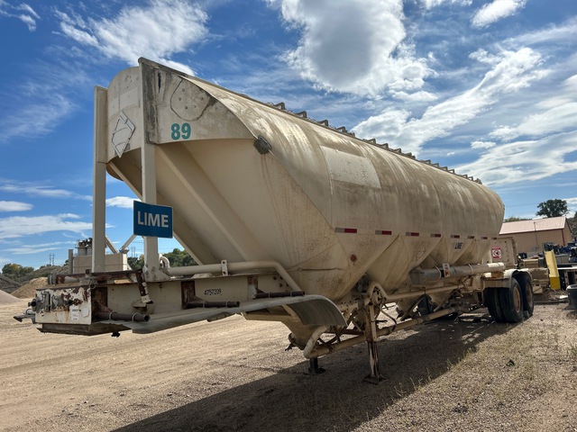 1972 Fruehauf HAB-F2-J-1500 T/A Pneumatic Bulk Trailer 1972 Fruehauf HAB-F2-J-1500 T/A Pneumatic Bulk Trailer