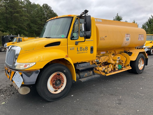 2006 International 4200 2000 gal 4x2 Lube Truck 2006 International 4200 2000 gal 4x2 Lube Truck