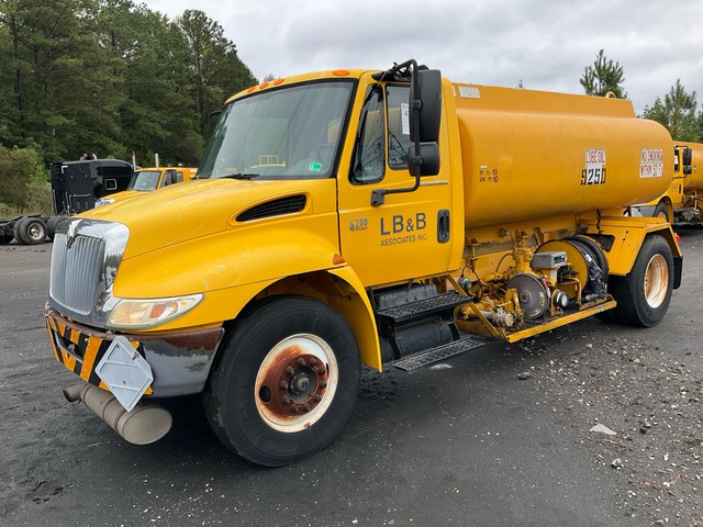2006 International 4200 2000 gal 4x2 Lube Truck 2006 International 4200 2000 gal 4x2 Lube Truck
