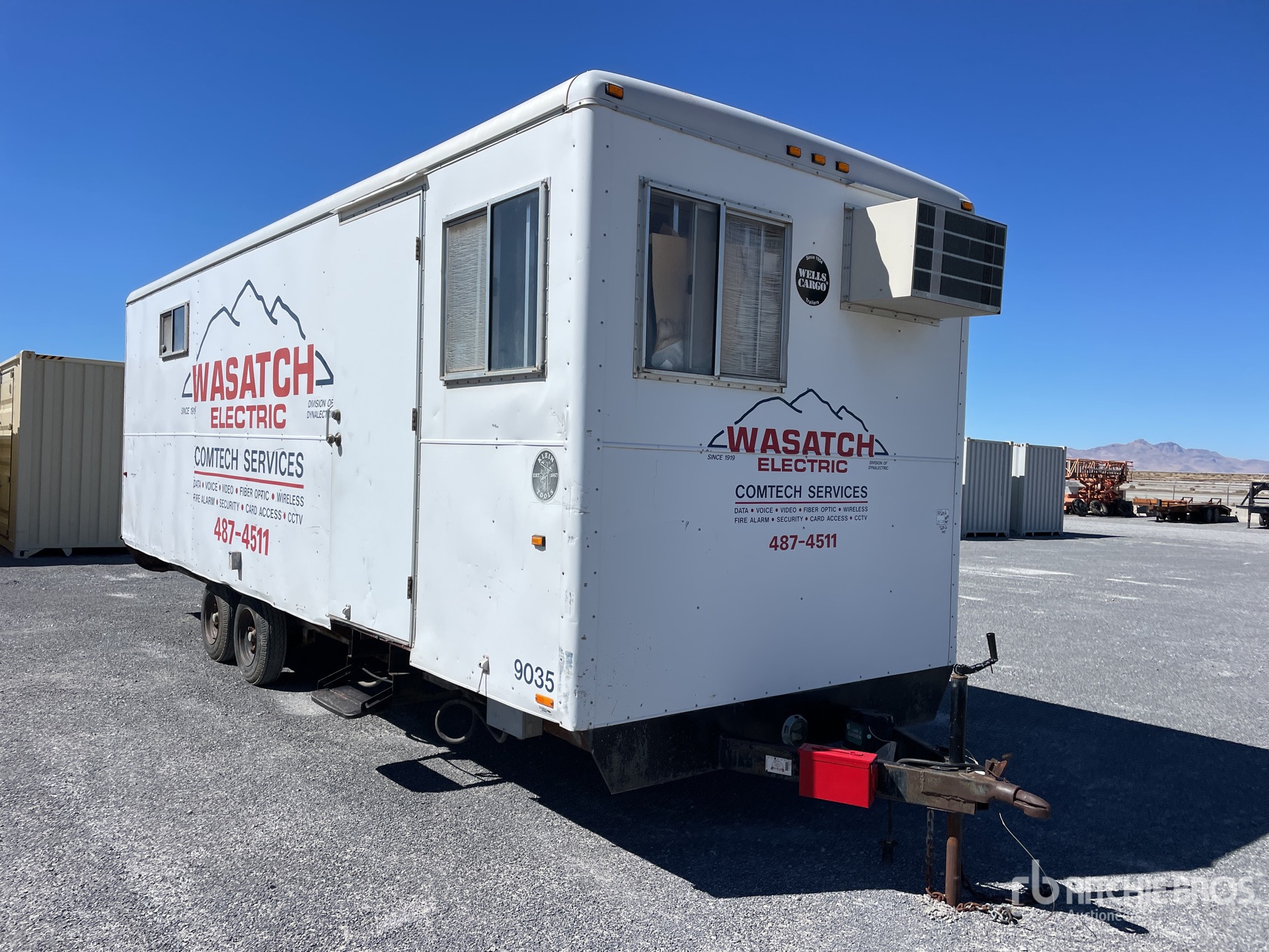 General Appearance with Image, coin avant droit