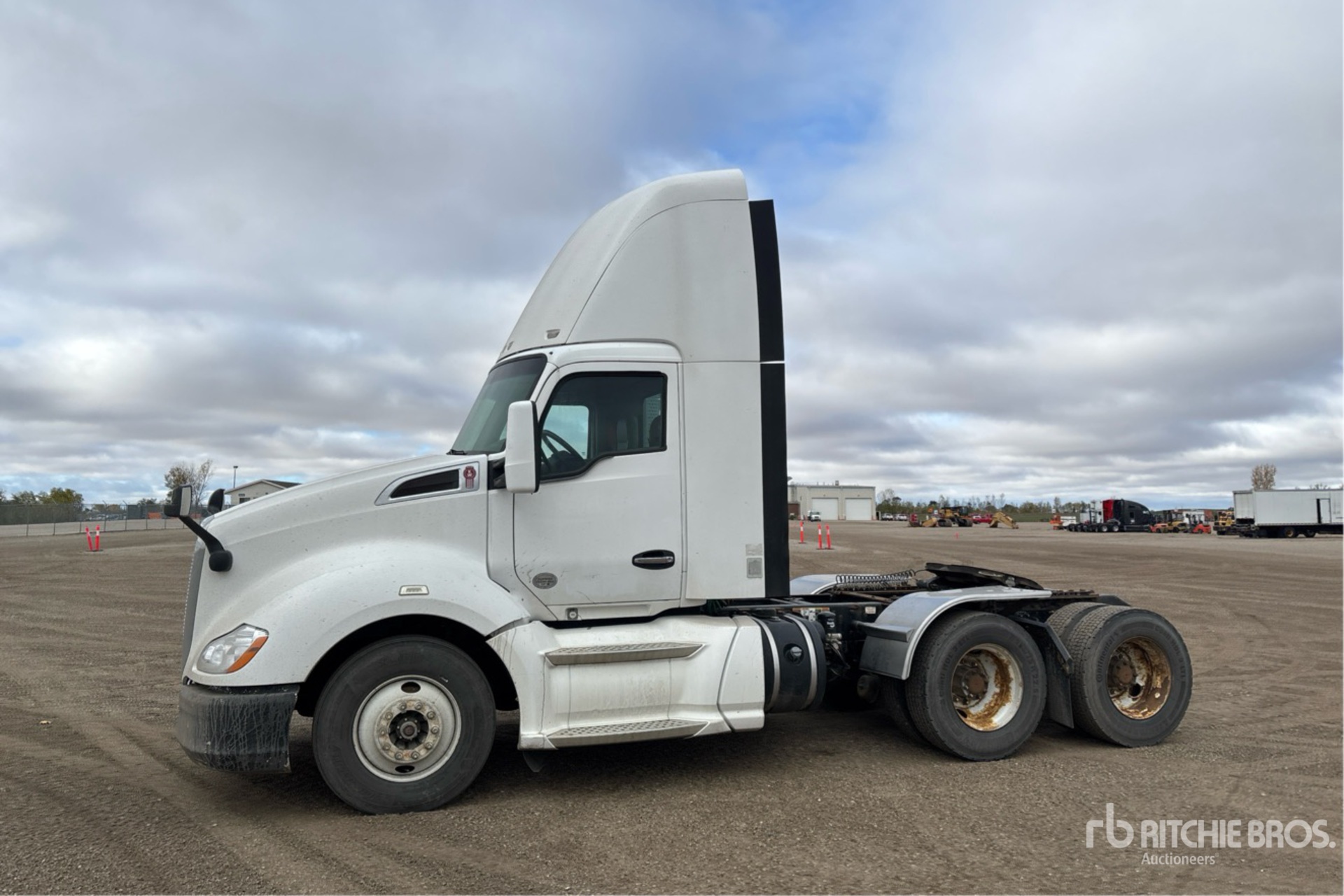 General Appearance with Foto, angolo anteriore sinistro