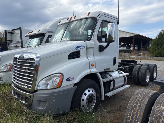 2018 Freightliner Cascadia 113 6x4 T/A Day Cab Truck Tractor (Inoperable)