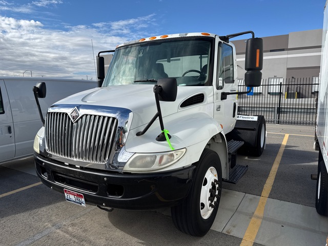 2003 International 4400 4x2 S/A Day Cab Truck Tractor (Inoperable)