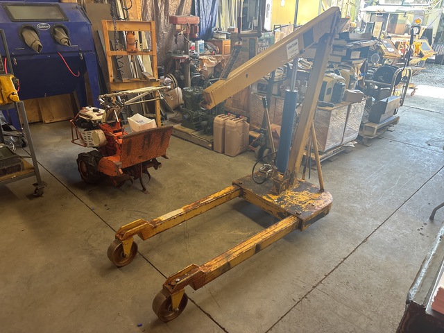 Air Technical Industries HM400M 4000 lb Crane floor portable 4,000lb. cap. Air Technical Industries mdl. no. HM400M ser. no. 30901, w/ mew lift cylinder Jib Crane Air Technical Industries HM400M 4000 lb Crane floor portable 4,000lb. cap. Air Technical Industries mdl. no. HM400M ser. no. 30901, w/ mew lift cylinder Jib Crane
