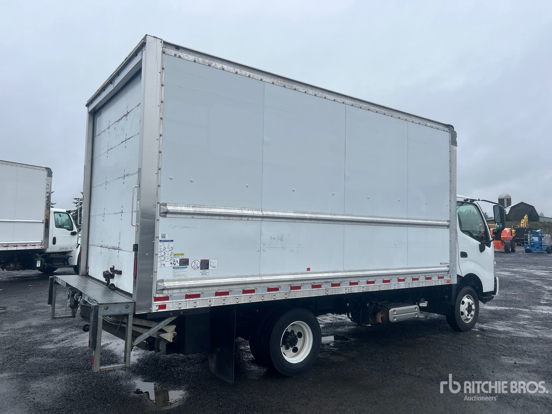 Aspect général with Image, coin arrière droit